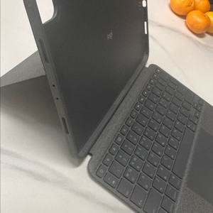 로지텍 콤보 터치패드 아이패드 프로 11 키보드 케이스