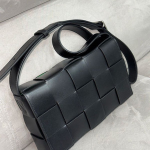 보테가베네타 카세트백 블랙패러킷