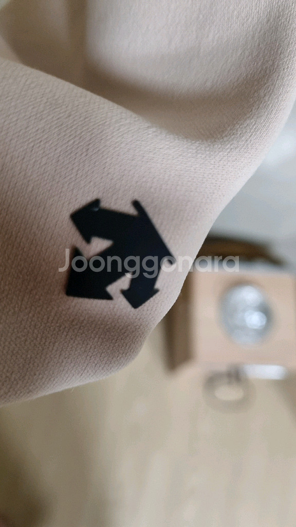 데상트 에어브러쉬 후드티--2