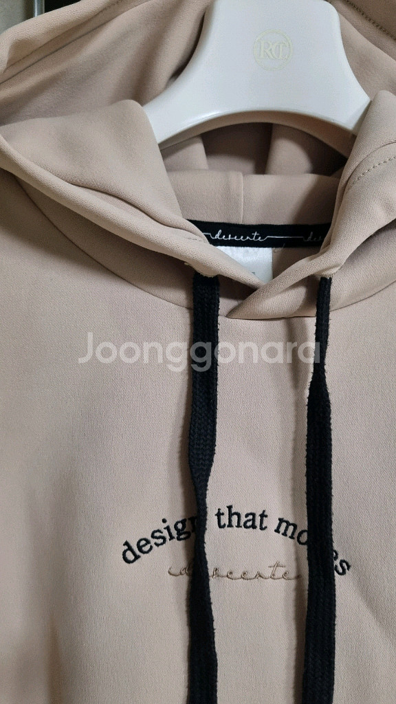 데상트 에어브러쉬 후드티--1