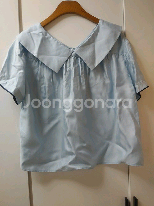 럭키슈에뜨 앞자수 변형카라 블라우스--1