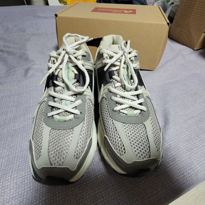 나이키 보메로5 코블스톤팝니다..