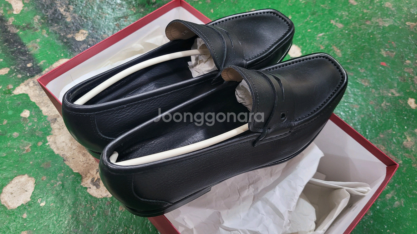 페라가모 로퍼 새제품 6 1/2 EEE--3