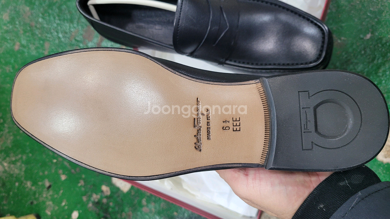페라가모 로퍼 새제품 6 1/2 EEE--4