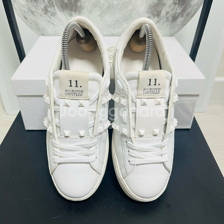 정품 36.5) 발렌티노 화이트 락스터드 스니커즈 235~240--2