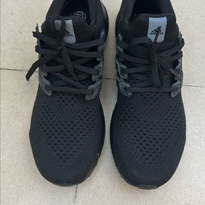 아디다스 울트라 부스트 러닝화 이미지