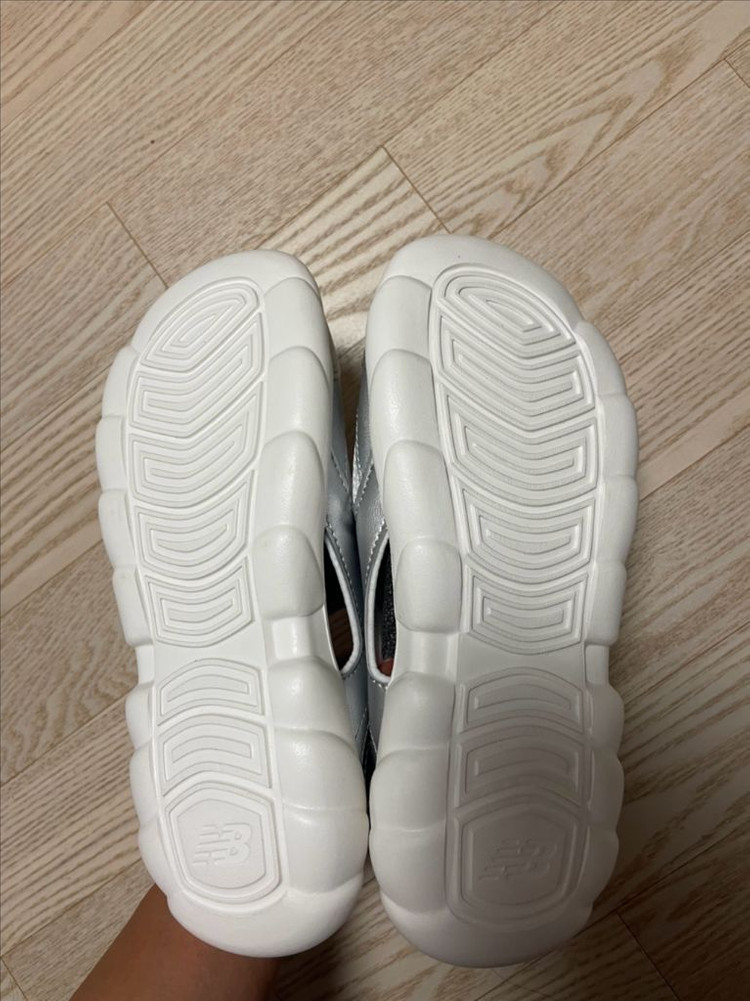 뉴발란스 키즈 프리들 실버230 (새상품)--1