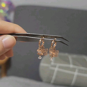 14k 골드 꽃 모티브 귀걸이