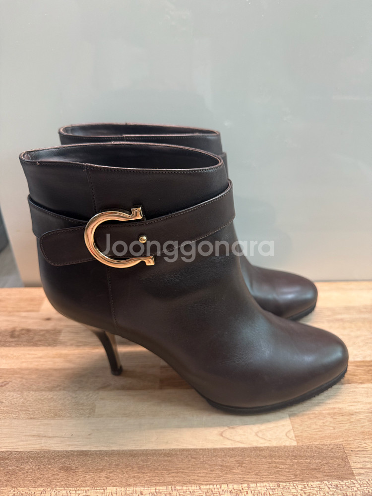 페라가모 간치니 부츠 9사이즈 정품(260)--1