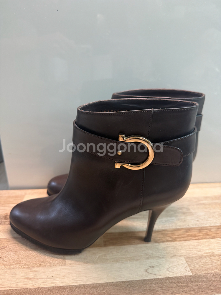 페라가모 간치니 부츠 9사이즈 정품(260)--0