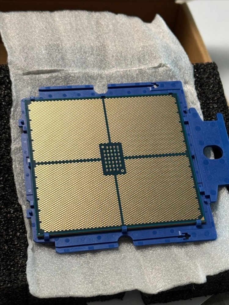 AMD Epyc 9575F 서버 CPU 이미지