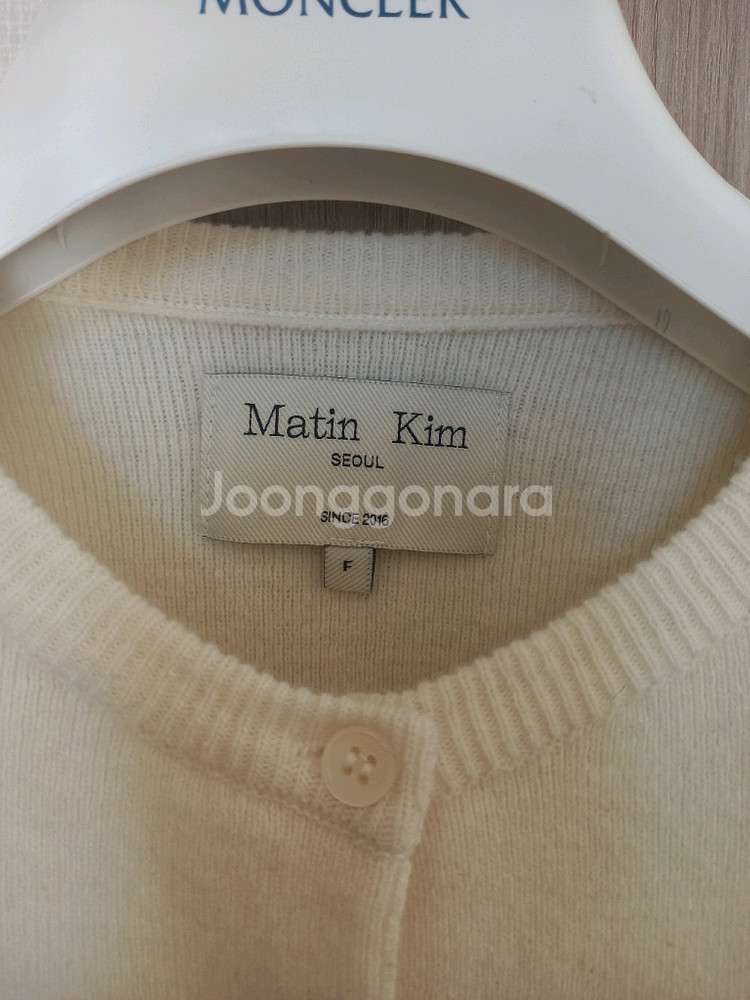 마뗑킴 타이포 패치 라운드 가디건--2