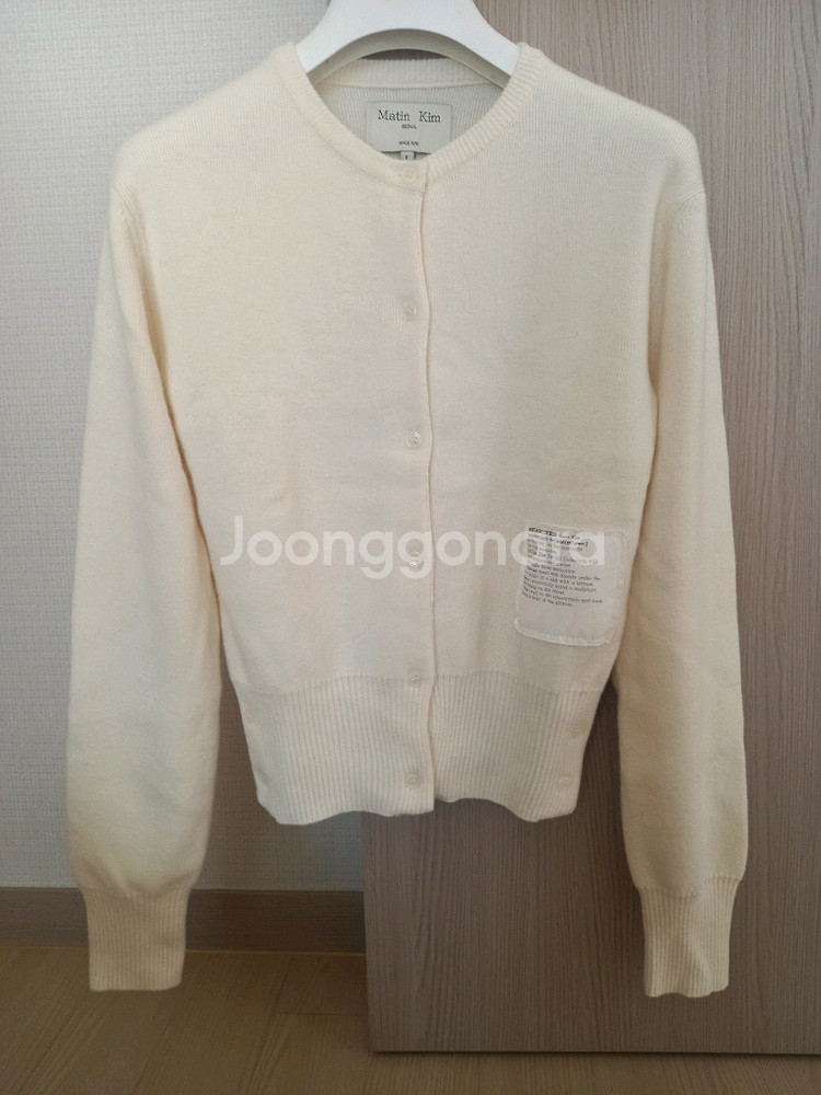 마뗑킴 타이포 패치 라운드 가디건--6