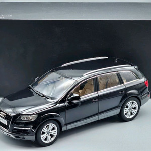 1:18 아우디 Q7 F/L (4L, 교쇼)