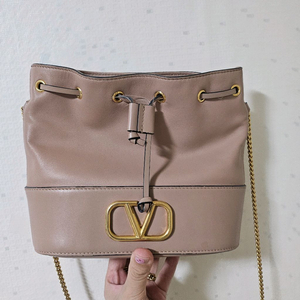 발렌티노 V로고 버킷백