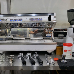 시모넬리 뉴아피아 아폴로 커피머신 펠리체 전자동 그라인더 포함