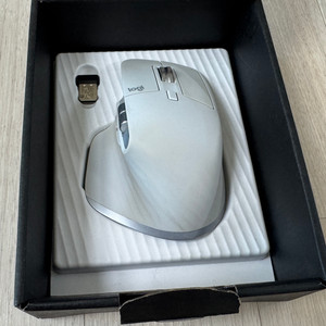 로지텍 MX Master3s 무선 마우스 판매합니다.