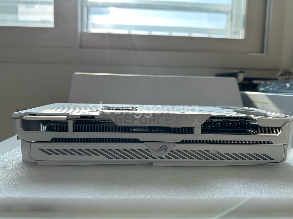 ASUS ROG STRIX RTX 3090 화이트 24GB--5