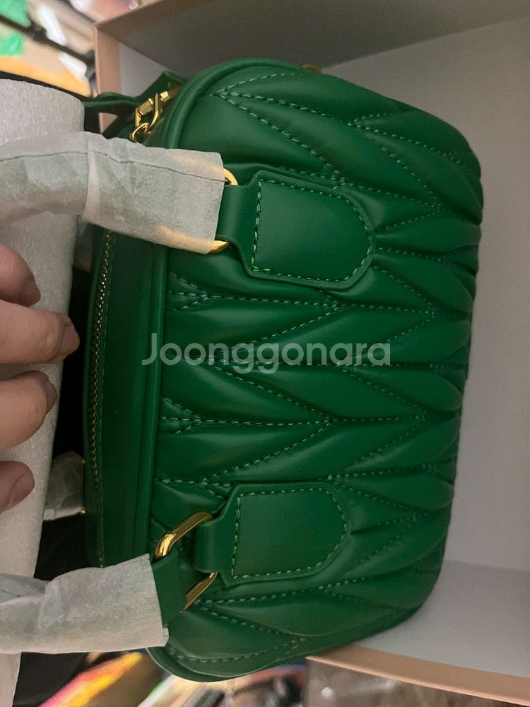 미우미우 레더 크로스백--1