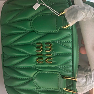 미우미우 레더 크로스백