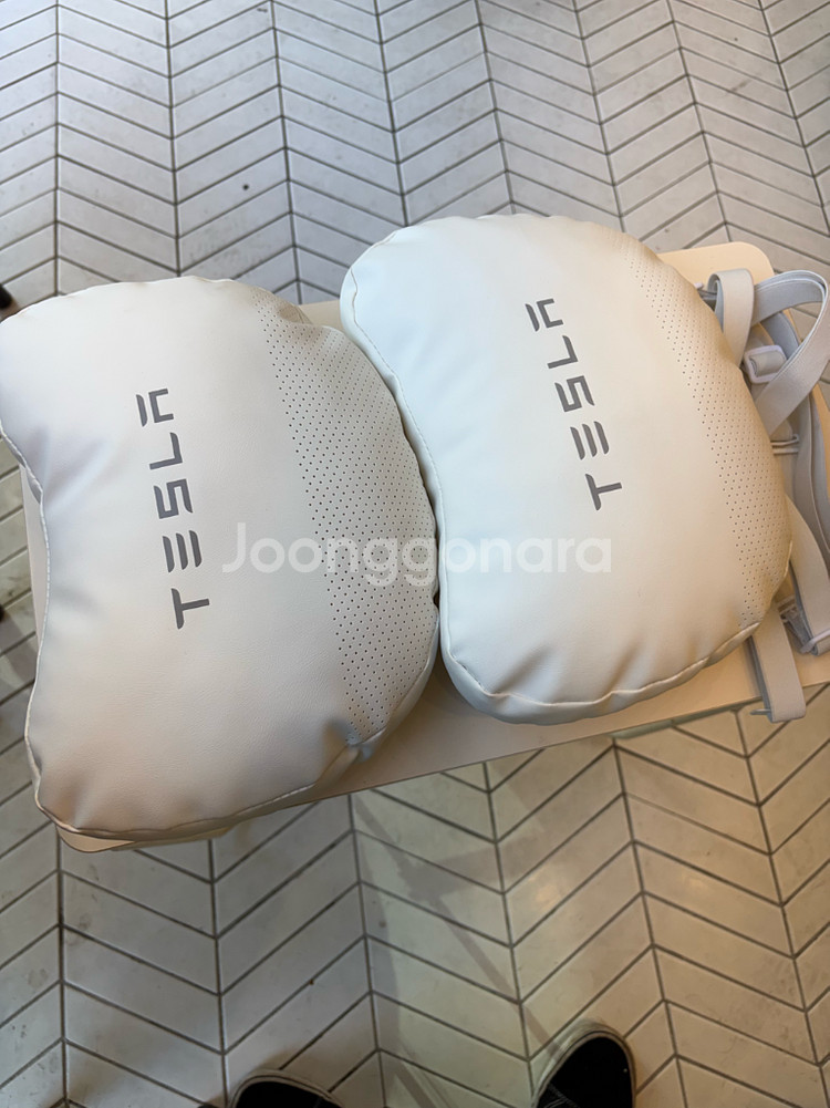 테슬라 목쿠션 화이트 팝니다--0