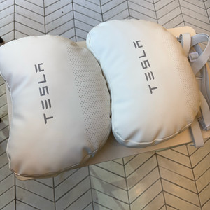 테슬라 목쿠션 화이트 팝니다