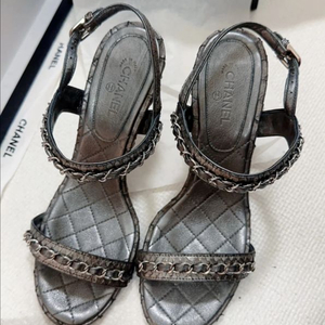 샤넬 체인 장식 플랫 샌들