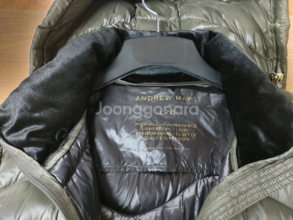 앤드류 마크 여성 오리털 경량 롱패딩입니다. 카키 색상에 후드 달려있어 활용도가 높아요. 가볍고 따뜻해서 겨울에 편--3