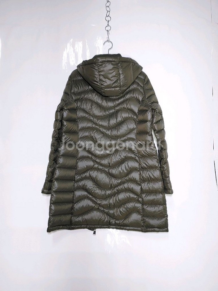 앤드류 마크 여성 오리털 경량 롱패딩입니다. 카키 색상에 후드 달려있어 활용도가 높아요. 가볍고 따뜻해서 겨울에 편--1