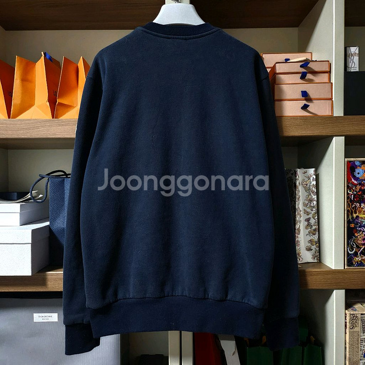 몽클레어 카라비너 자수 로고 맨투맨 XL--1