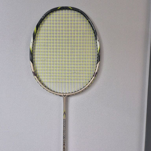 빅터 슈퍼웨이브 37 배드민턴 라켓 팝니다