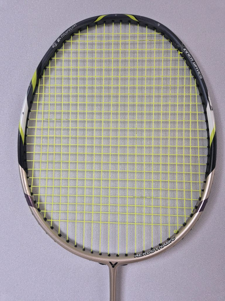 빅터 슈퍼웨이브 37 배드민턴 라켓 팝니다--1