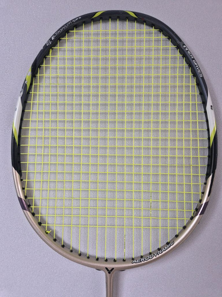 빅터 슈퍼웨이브 37 배드민턴 라켓 팝니다--2