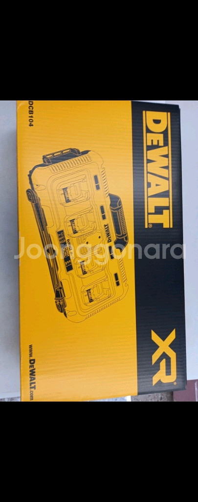 디월트 4구 급속충전기 DCB104--0