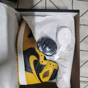 나이키 에어조던 1 레트로 옐로우