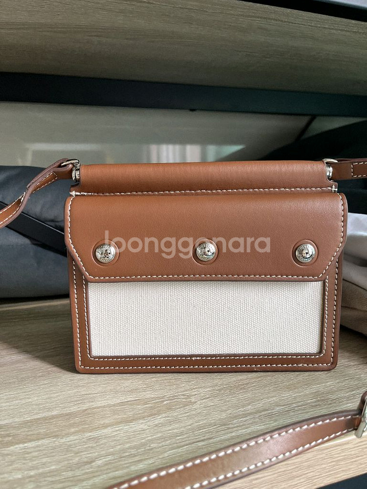 버버리 호스페리 미니 캔버스 크로스백자x,새상품급, 네고O)--1