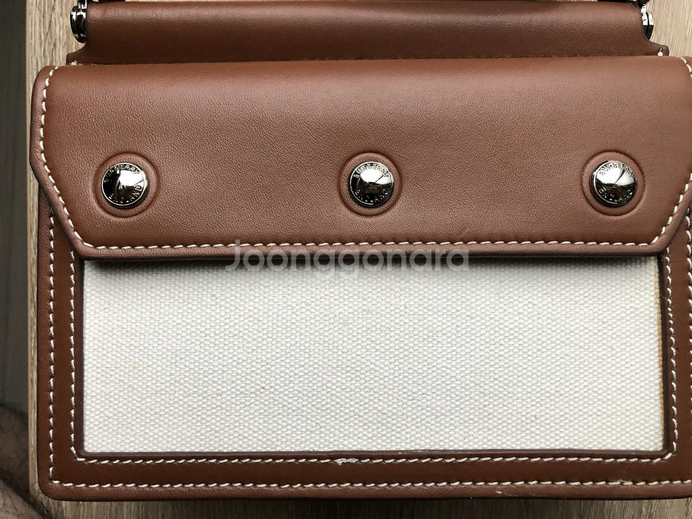 버버리 호스페리 미니 캔버스 크로스백자x,새상품급, 네고O)--4