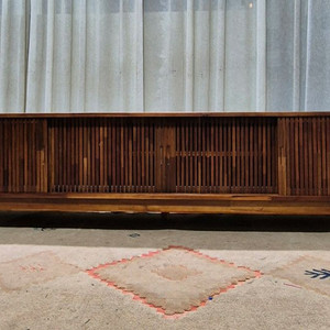 레토 스트라이프 아카시아 원목 거실장