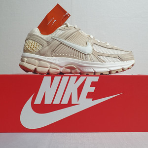 미사용 새상품 245mm 나이키 운동화 줌 보메로5 러닝화