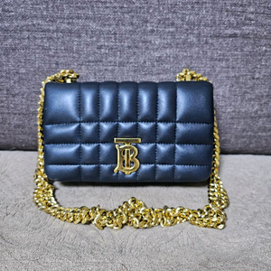 버버리 퀄팅 크로스백(새상품)