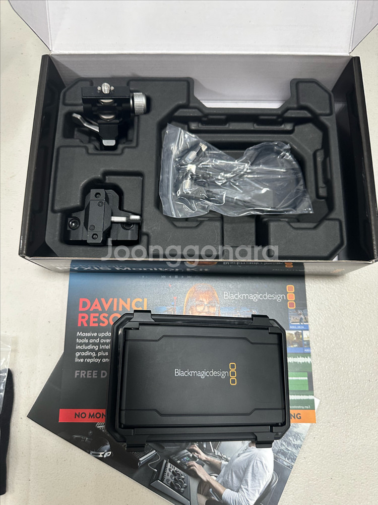 블랙매직디자인 Pyxis Monitor Kit--1