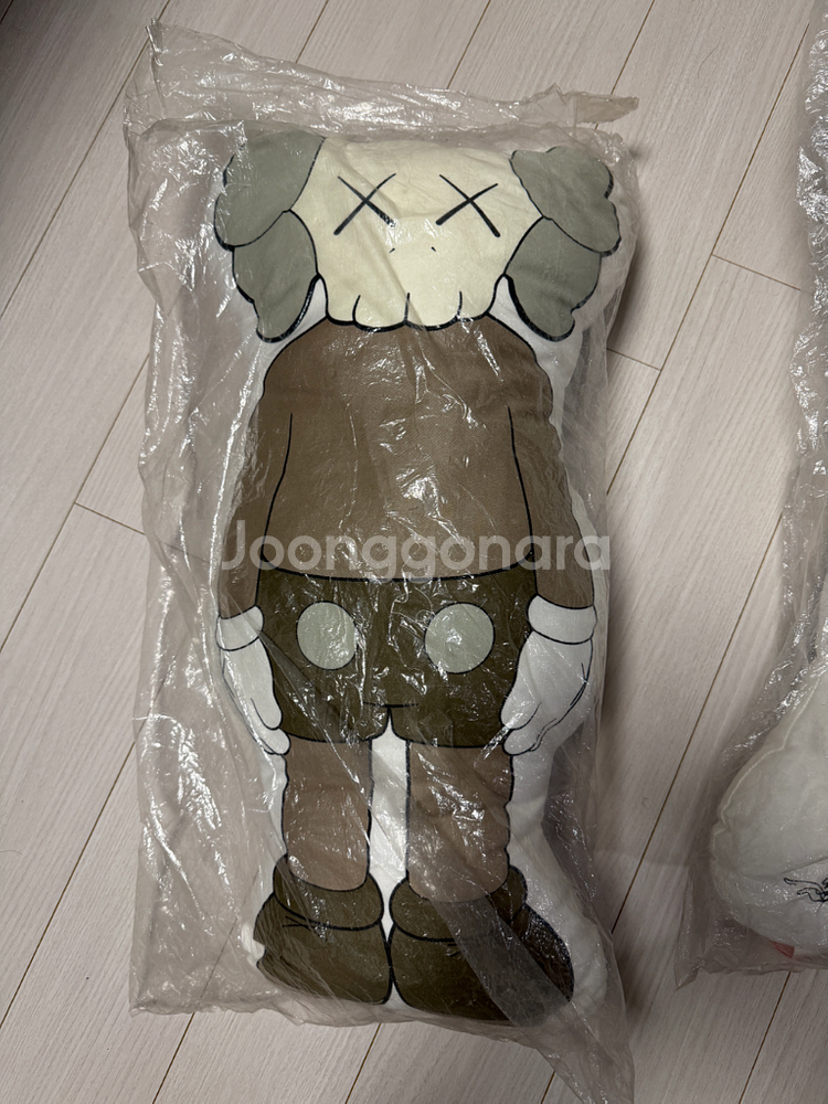 kaws 쿠션 팝니다--2