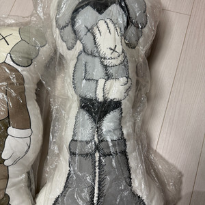 kaws 쿠션 팝니다