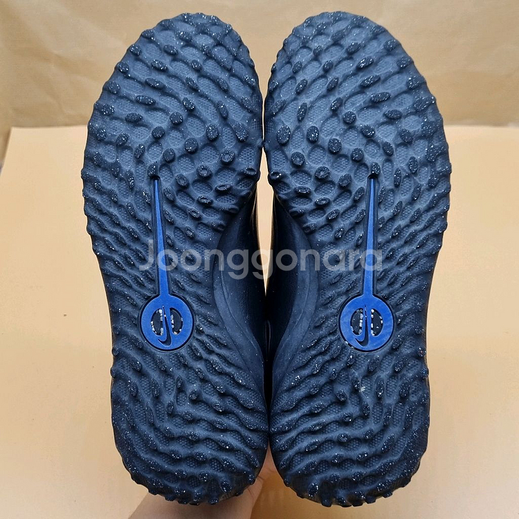 나이키 티엠포 레전드10 풋살화235.--2