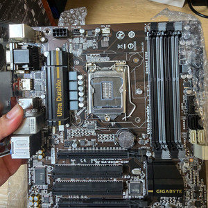 기가바이트 B85M-D3H 메인보드 무배 백패널있음