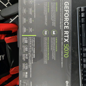 이엠택 RTX 5070 미라클 화이트 그래픽카드 미개봉 판매합니다