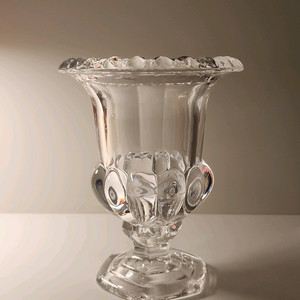 클래식한 디자인의 빈티지 글라스 화병