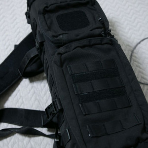 해저드4 포토리컨 슬링백 블랙