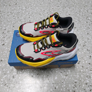 브룩스 여성 트레일 러닝화 칼데라7 새제품 220 230 235 240 팝니다