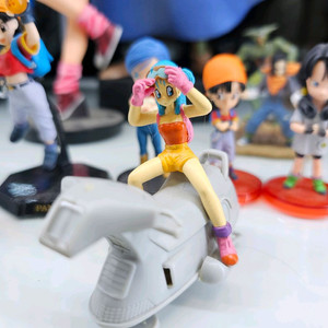 드래곤볼 캡슐 부르마 피규어 팝니다.